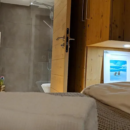 De 2 Chambres Avec Piscine Interieure Terrasse Amenagee Et Wifi A Mont Blanc A 3 Km Des Pistes * Chamonix