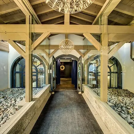 De 2 Chambres Avec Piscine Interieure Terrasse Amenagee Et Wifi A Mont Blanc A 3 Km Des Pistes Apartment