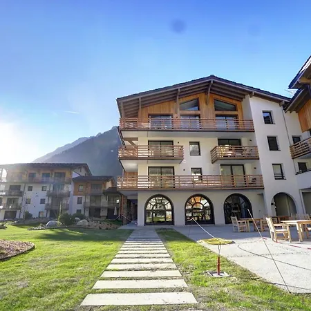 De 2 Chambres Avec Piscine Interieure Terrasse Amenagee Et Wifi A Mont Blanc A 3 Km Des Pistes Apartment Chamonix
